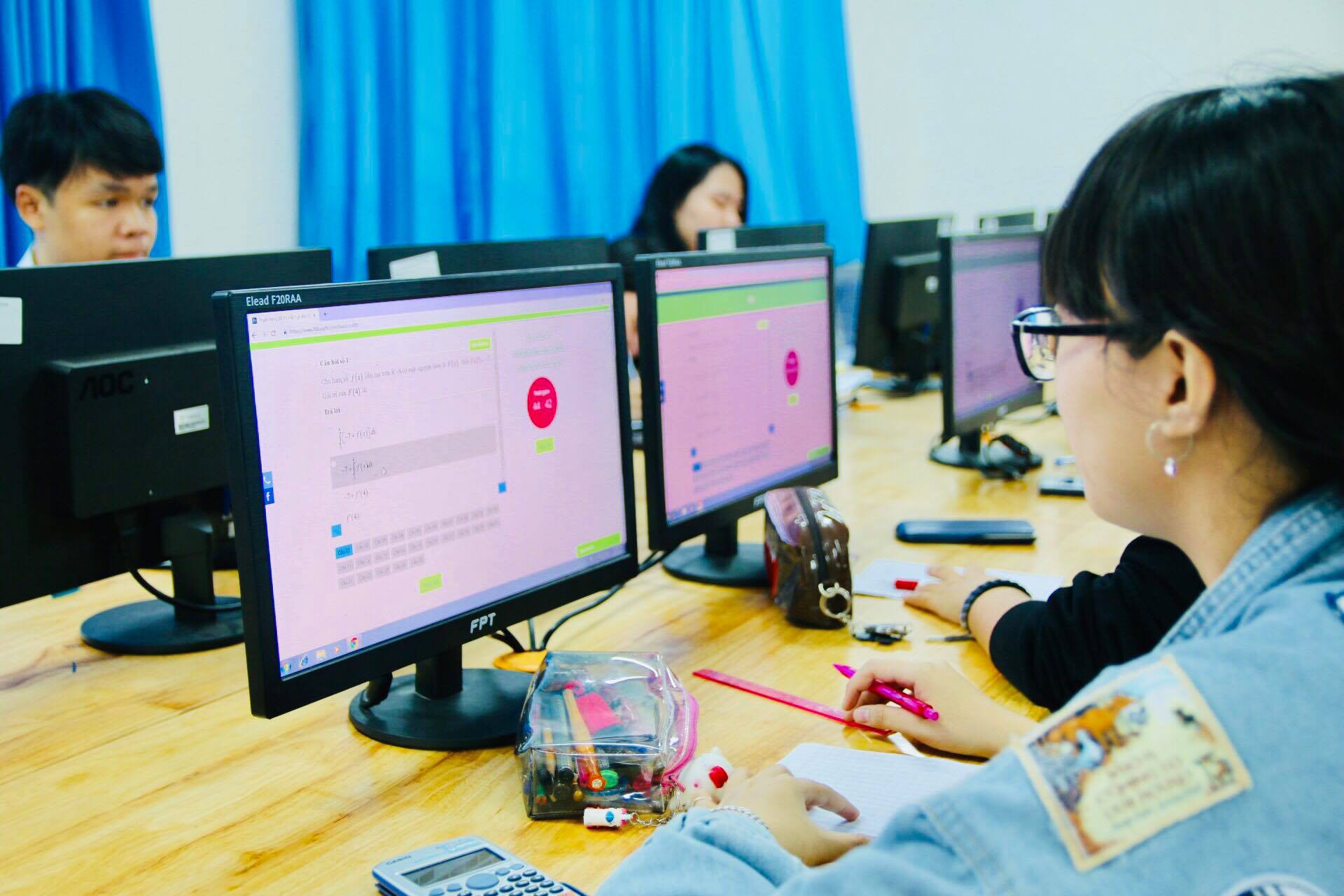 Trường đầu ti&ecirc;n tại TP HCM thi giữa kỳ bằng trắc nghiệm tr&ecirc;n m&aacute;y t&iacute;nh - Ảnh 2.