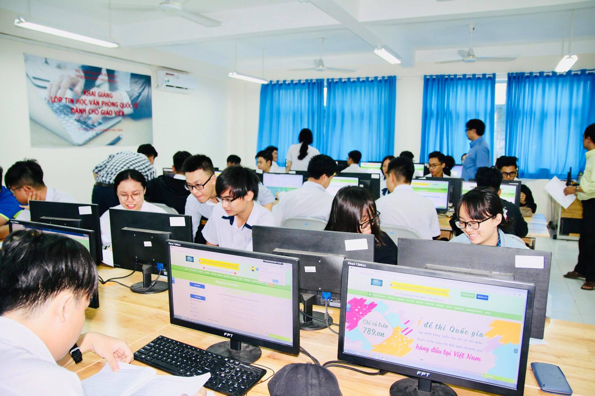 Trường đầu ti&ecirc;n tại TP HCM thi giữa kỳ bằng trắc nghiệm tr&ecirc;n m&aacute;y t&iacute;nh - Ảnh 1.