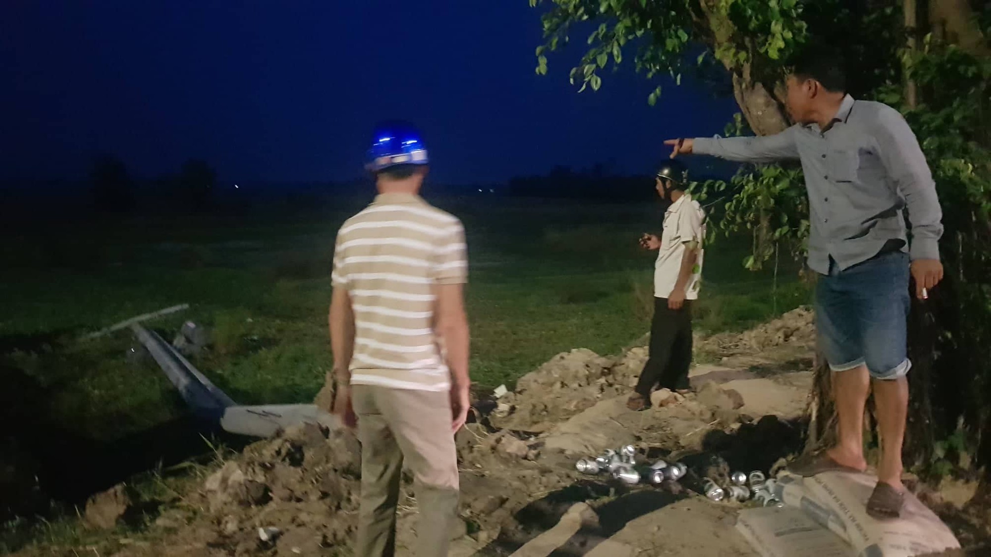 Cột điện ch&ocirc;n cạn, ng&atilde; đ&egrave; 2 c&ocirc;ng nh&acirc;n thương vong - Ảnh 1.