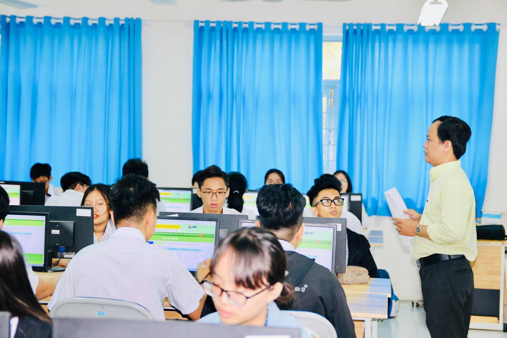 Trường đầu tiên tại TP HCM thi giữa kỳ bằng trắc nghiệm trên máy tính