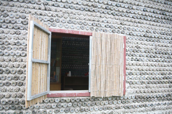 Một ng&ocirc;i nh&agrave; tuyệt đẹp x&acirc;y bằng 8.800 vỏ chai nhựa - Ảnh 11.
