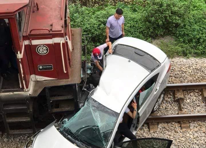 Băng qua đường sắt, xế hộp bị tông bẹp, 5 người thương vong