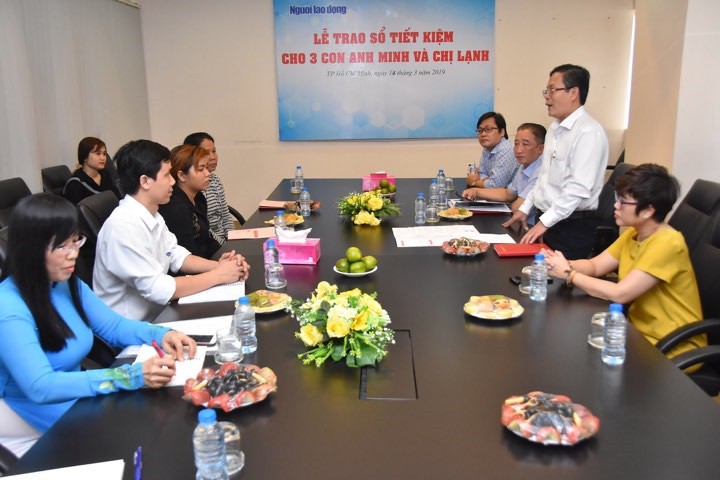 Báo Người Lao Động trao sổ tiết kiệm cho 3 cháu bé mồ côi - Ảnh 3.