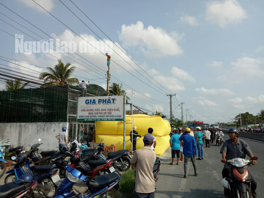 Nhiều giờ giải cứu nam thanh niên nghi ngáo đá leo cột điện la hét, nhún nhảy - Ảnh 3.