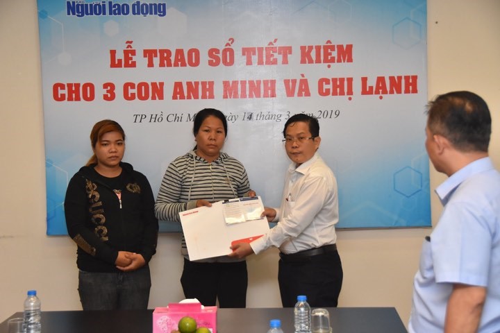 Báo Người Lao Động trao sổ tiết kiệm cho 3 cháu bé mồ côi