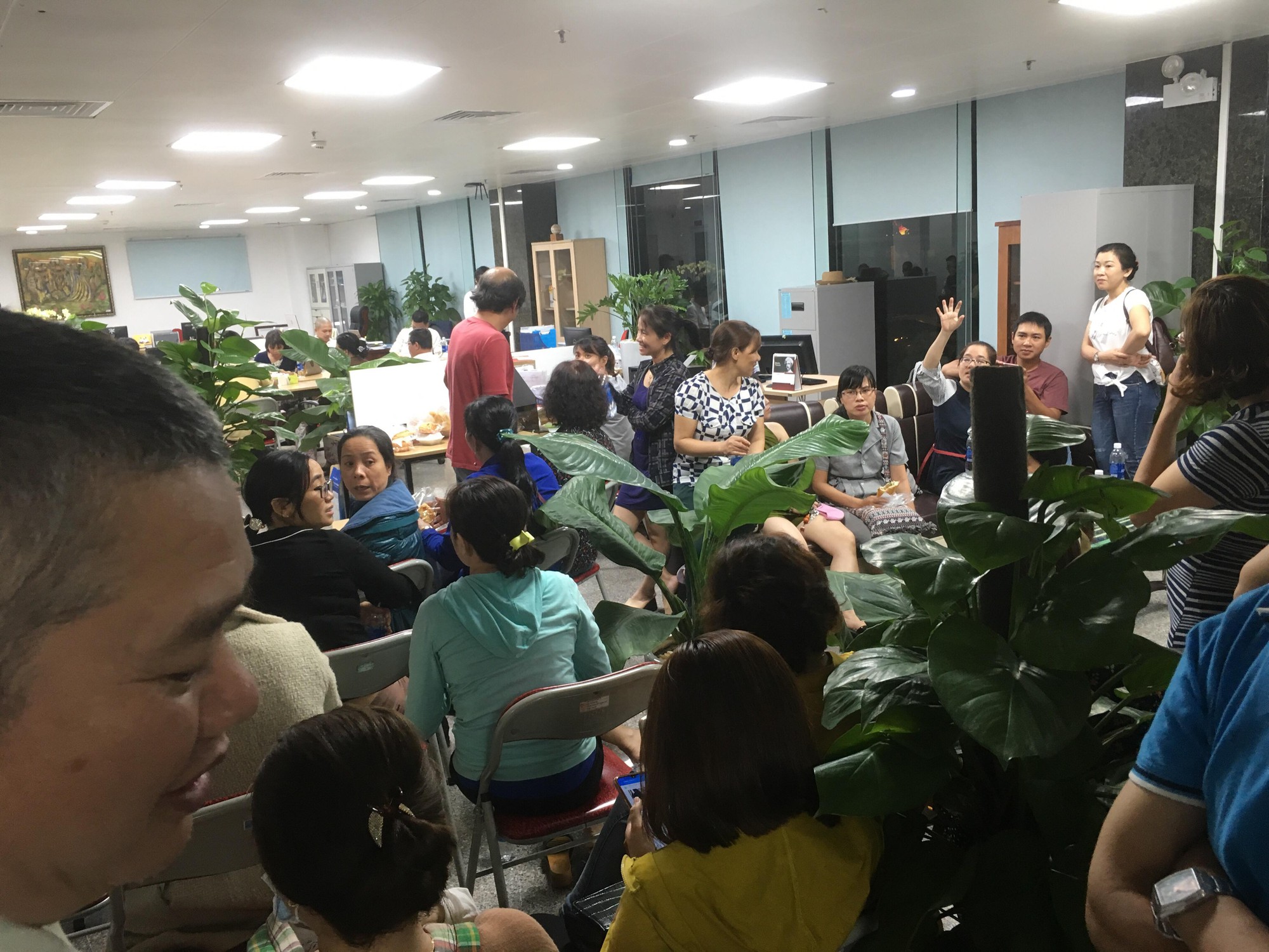 Hàng trăm khách hàng bao vây trụ sở một công ty bất động sản đòi sổ đỏ - Ảnh 1.