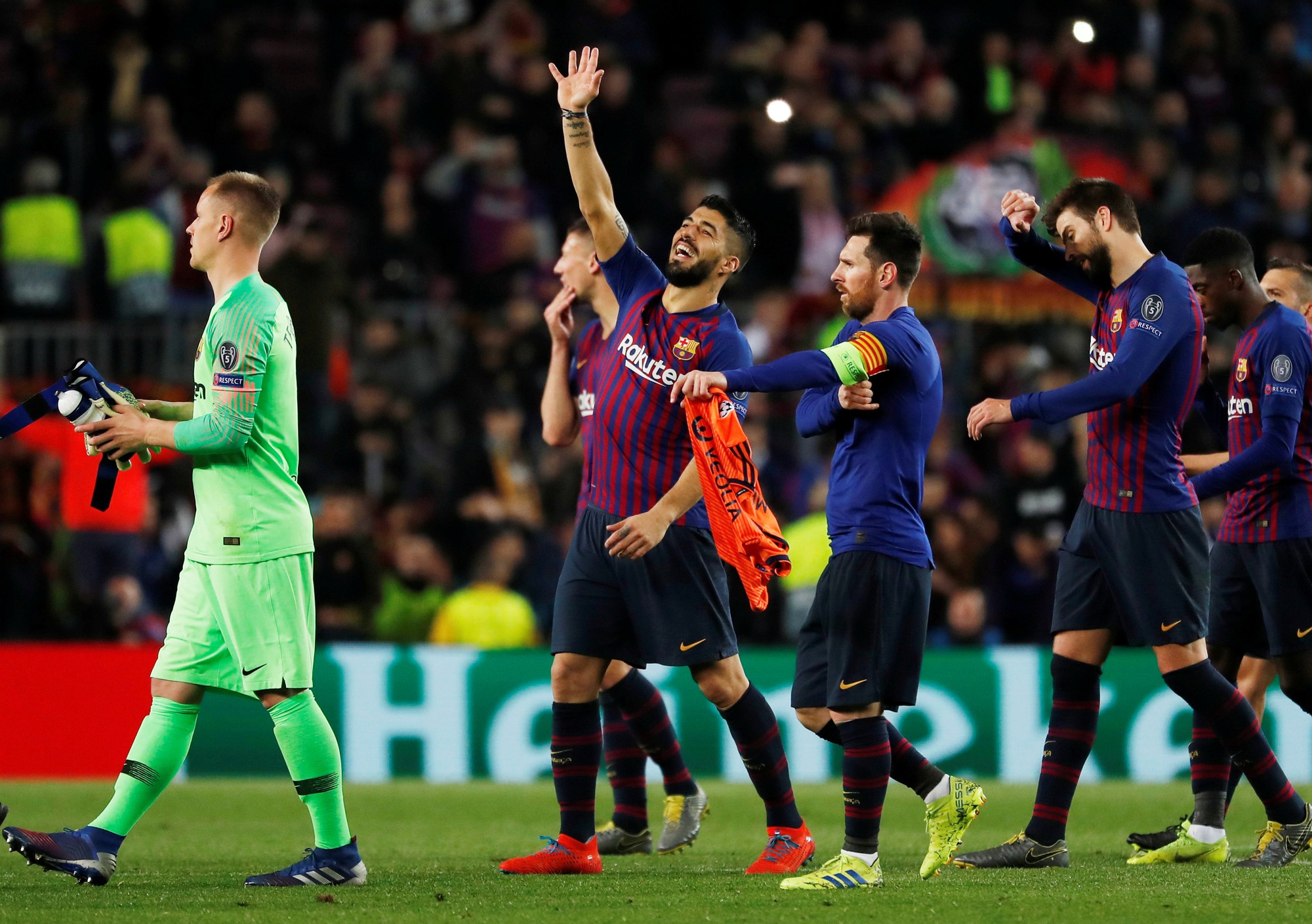 Ronaldo gọi, Messi trả lời với dấu giày trong 4 bàn của Barcelona