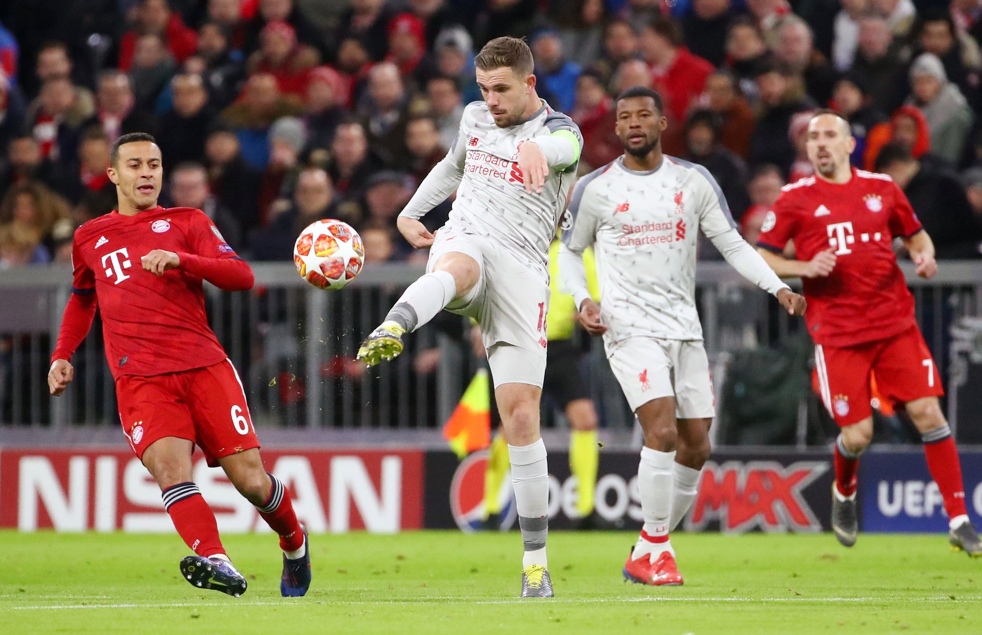 Hạ Bayern ở Hang h&ugrave;m, Liverpool đoạt v&eacute; tứ kết ngỡ ng&agrave;ng - Ảnh 2.