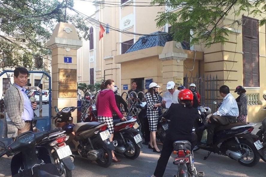 Bị nh&oacute;m người lạ khủng bố, c&aacute;n bộ Sở KH-ĐT Hải Ph&ograve;ng phải nhốt m&igrave;nh ở nhiệm sở - Ảnh 2.