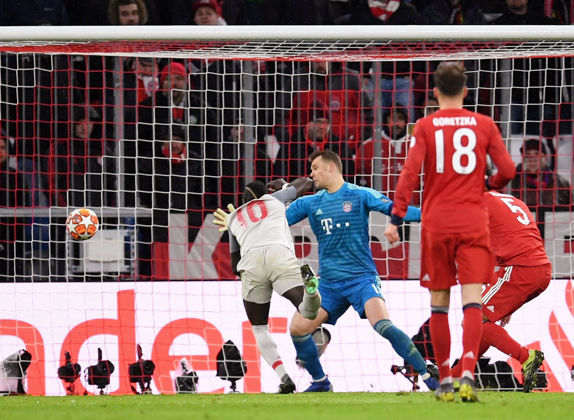 Hạ Bayern ở Hang h&ugrave;m, Liverpool đoạt v&eacute; tứ kết ngỡ ng&agrave;ng - Ảnh 7.