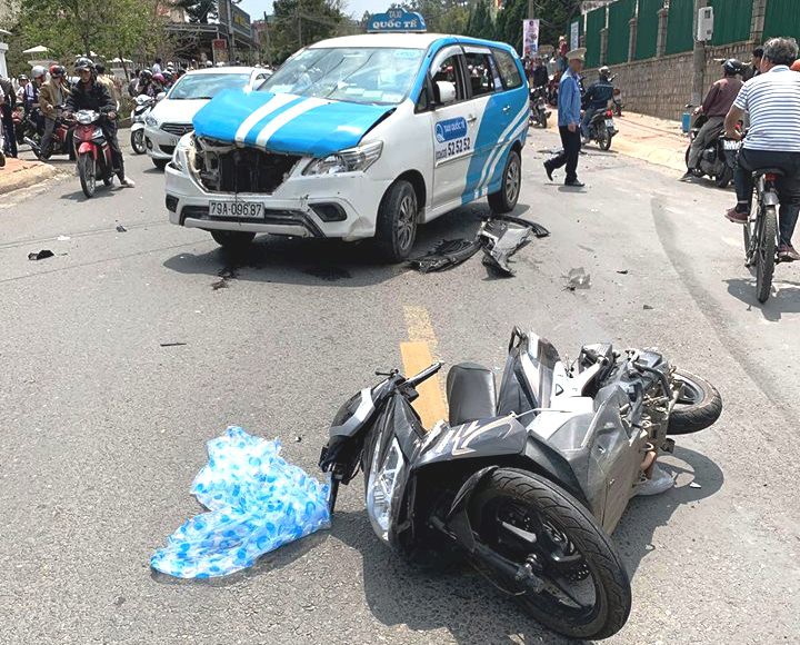 Thanh ni&ecirc;n nghi ng&aacute;o đ&aacute; g&acirc;y tai nạn li&ecirc;n ho&agrave;n tr&ecirc;n phố Đ&agrave; Lạt - Ảnh 4.