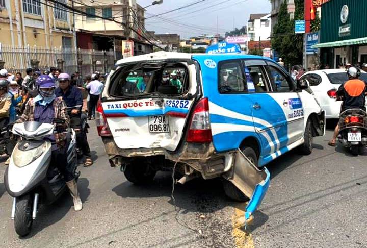 Thanh ni&ecirc;n nghi ng&aacute;o đ&aacute; g&acirc;y tai nạn li&ecirc;n ho&agrave;n tr&ecirc;n phố Đ&agrave; Lạt - Ảnh 3.