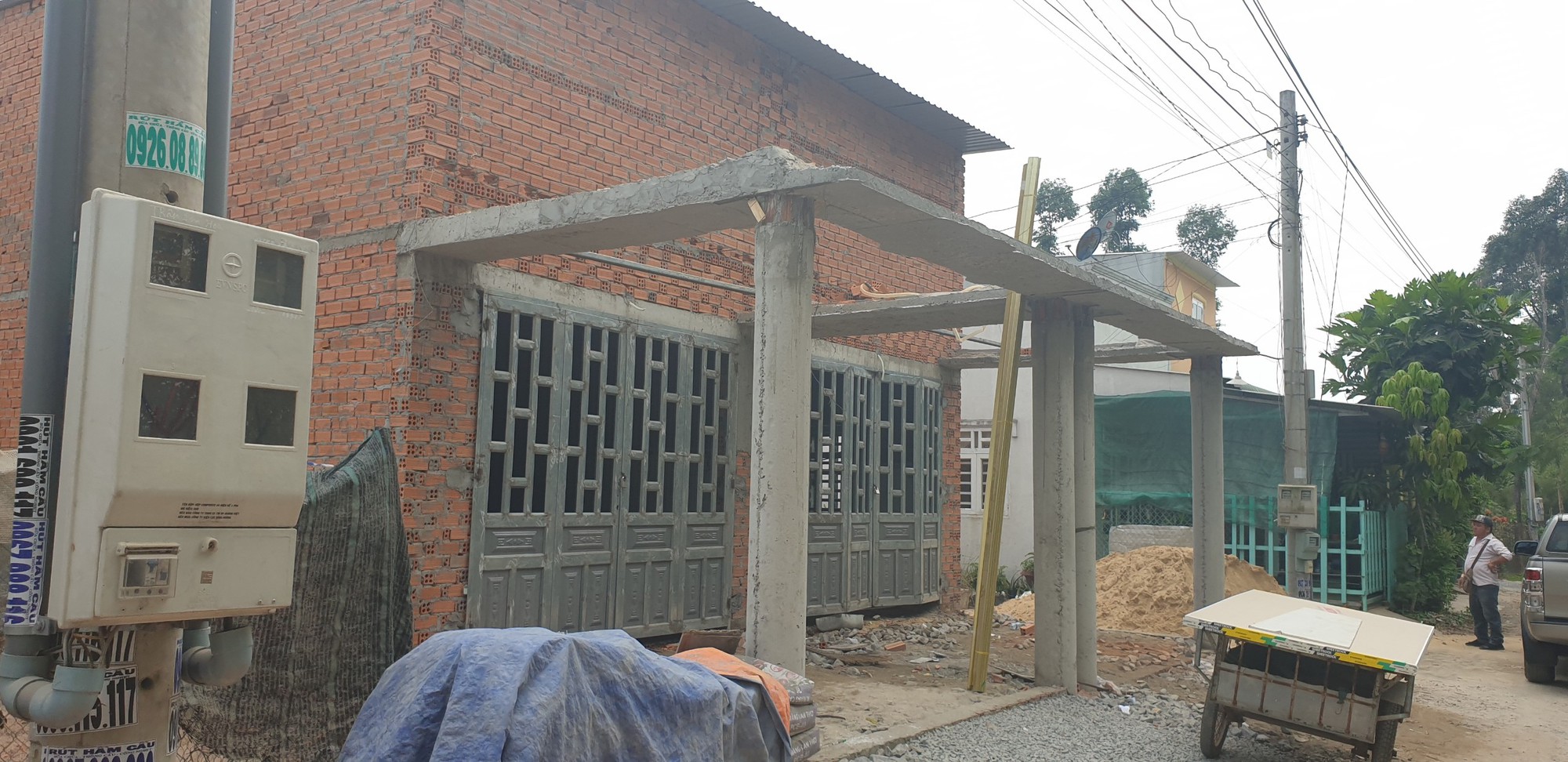 Nhà mình bị đập, nhà khác thì không: Một người uất ức, nhập viện!