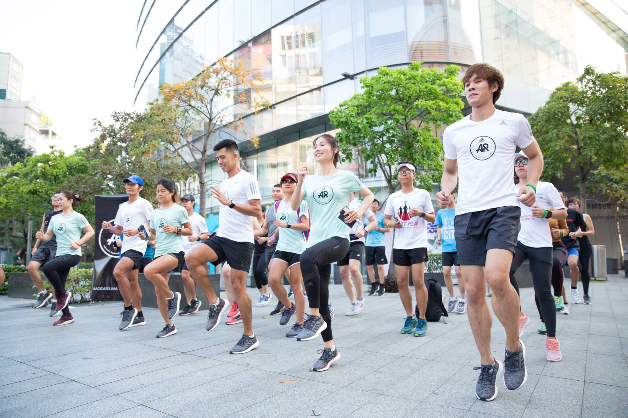 Adidas PureBOOST GO khuyến khích khám phá cung đường chạy thành phố