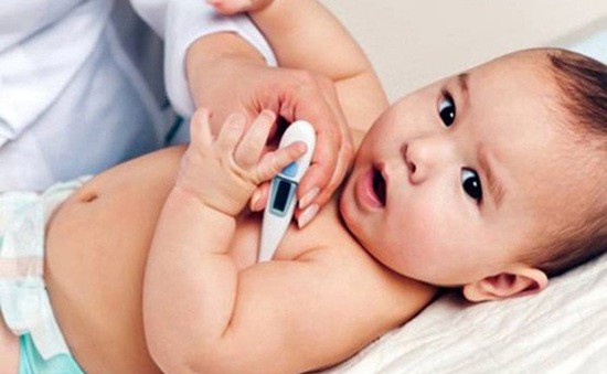 Những sai lầm chết người khi hạ sốt cho trẻ - Ảnh 1.