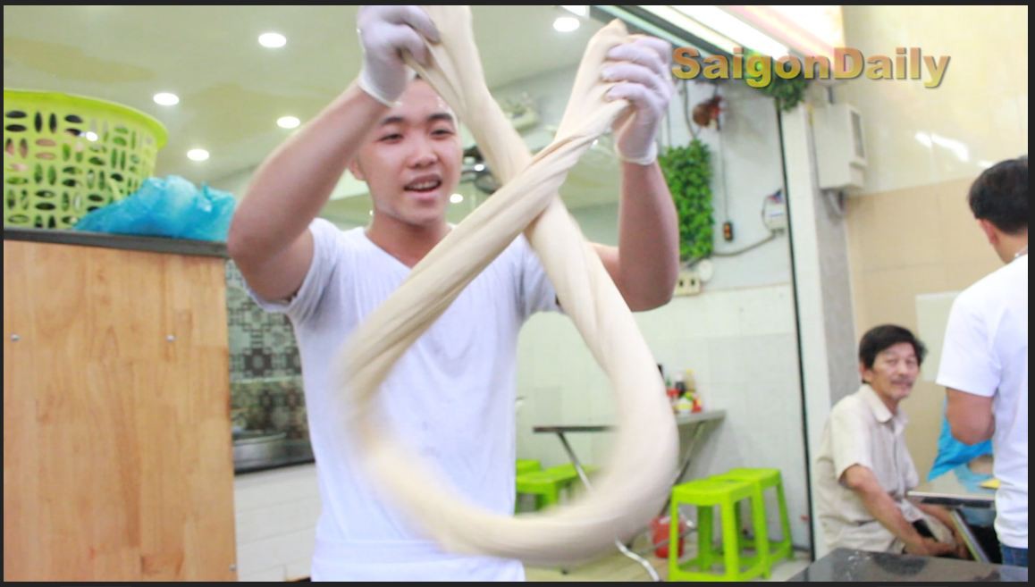 Qu&aacute;n m&igrave; k&eacute;o phong c&aacute;ch v&otilde; thuật Kungfu độc đ&aacute;o ở TP HCM - Ảnh 3.