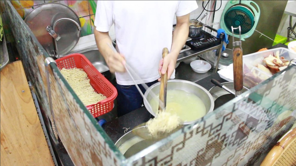 Qu&aacute;n m&igrave; k&eacute;o phong c&aacute;ch v&otilde; thuật Kungfu độc đ&aacute;o ở TP HCM - Ảnh 6.