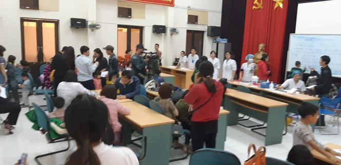 Nghi bị cho ăn thịt "bẩn", hàng trăm học sinh mầm non được bố mẹ đưa đi xét nghiệm