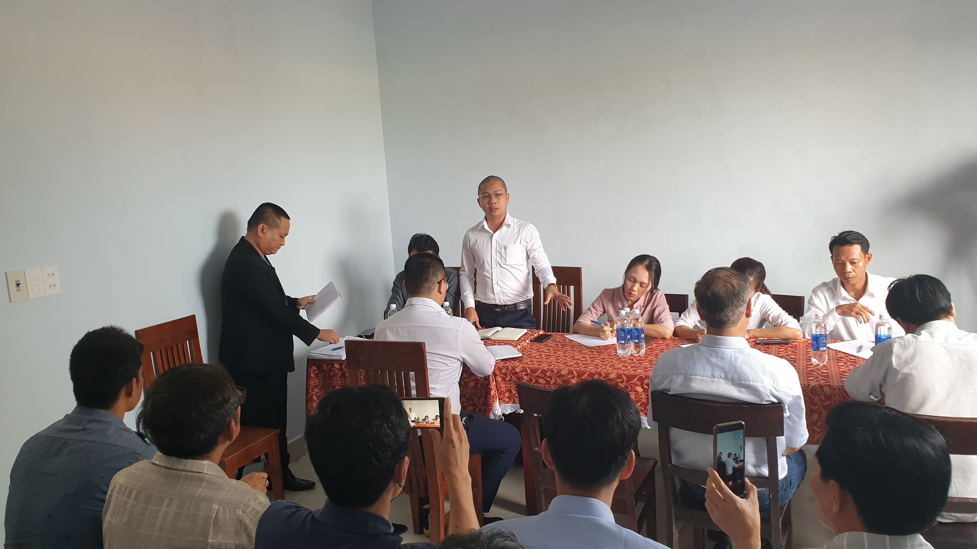 Vụ khách hàng bao vây công ty đòi sổ đỏ: Chủ đầu tư cam kết sẽ ra sổ - Ảnh 2.