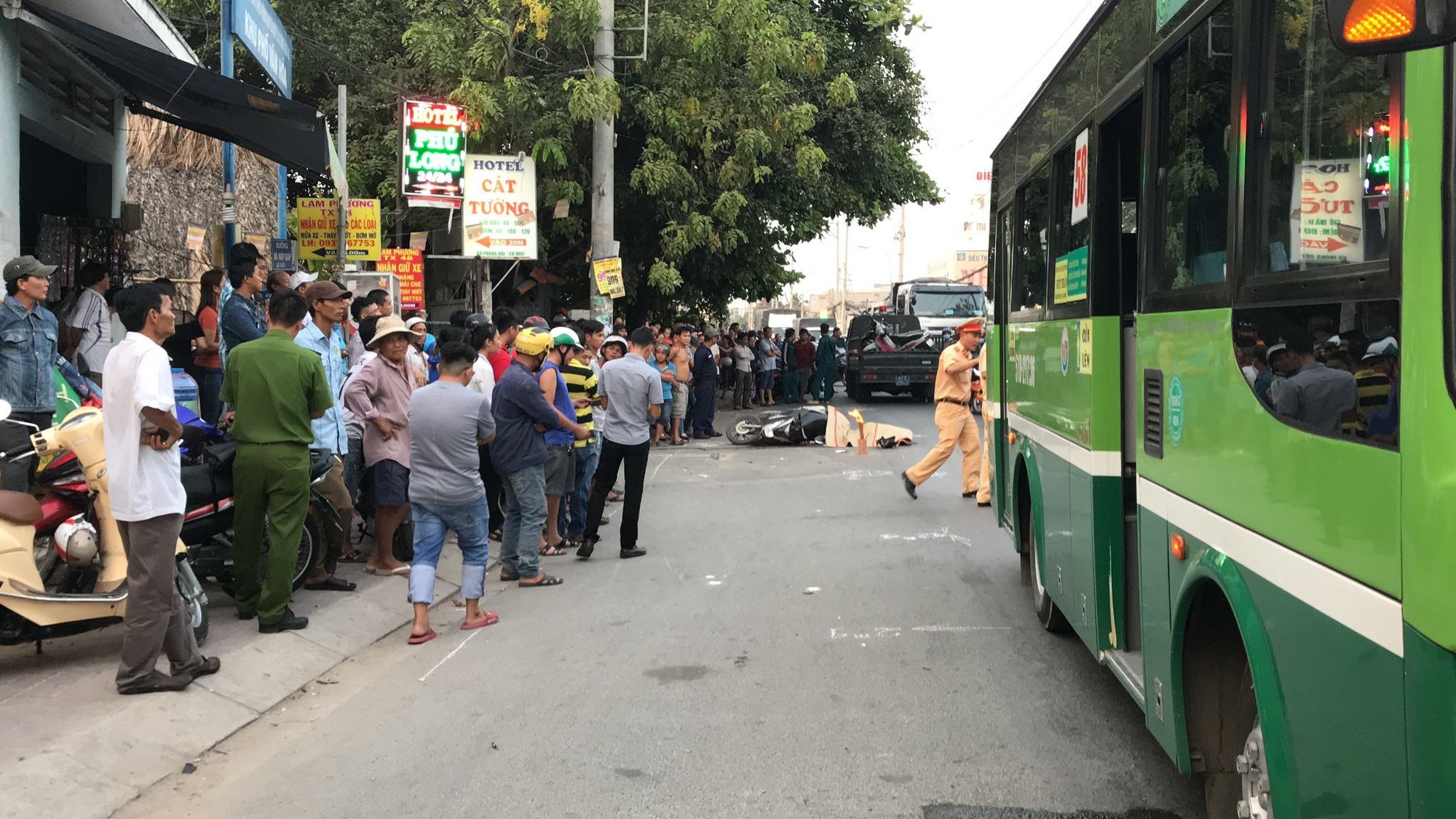 Tránh ôtô từ hẻm ra, người đàn ông ngã xuống đường bị xe buýt cán chết
