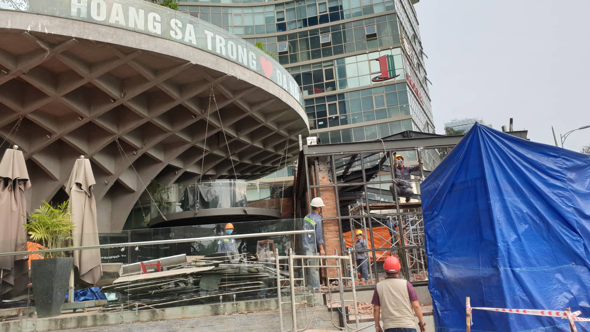 Đập bỏ nhà hàng xây trái phép cạnh cầu sông Hàn - Đà Nẵng