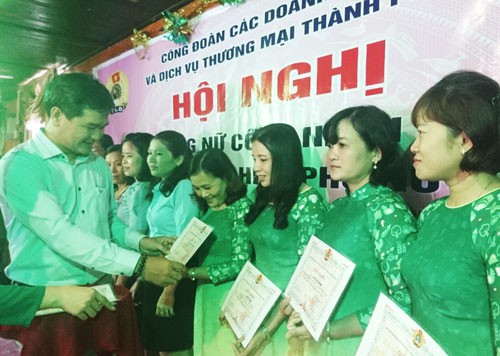 Tuyên dương nữ CNVC-LĐ tiêu biểu