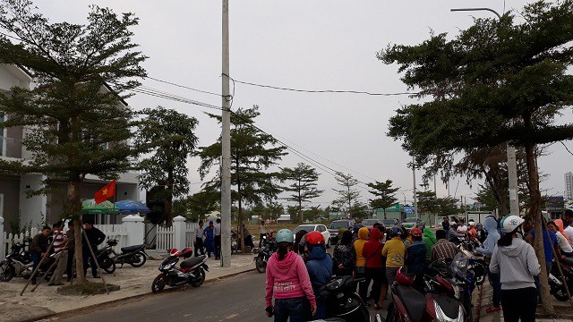 Hàng trăm người mua đất lại "bao vây" công ty bất động sản đòi sổ đỏ