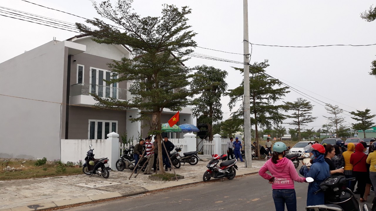 H&agrave;ng trăm người mua đất lại bao v&acirc;y c&ocirc;ng ty bất động sản đ&ograve;i sổ đỏ - Ảnh 1.