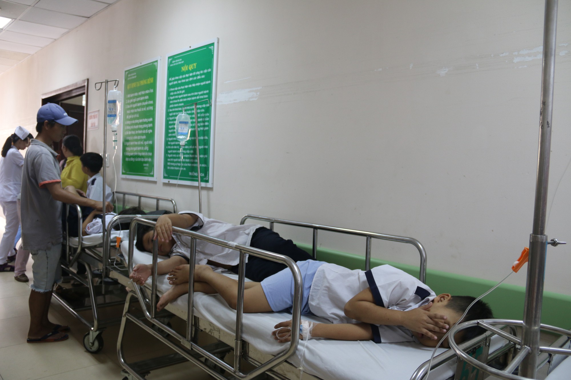 38 học sinh được đưa đến bệnh viện khẩn cấp sau bữa tiệc sinh nhật