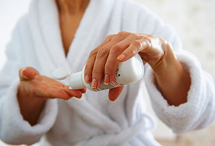 Mẹo duy tr&igrave; l&agrave;n da trẻ trung sau tuổi 50 - Ảnh 2.