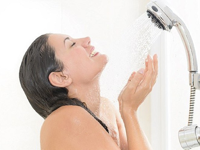 5 lợi &iacute;ch bất ngờ của việc tắm nước lạnh mỗi ng&agrave;y - Ảnh 1.