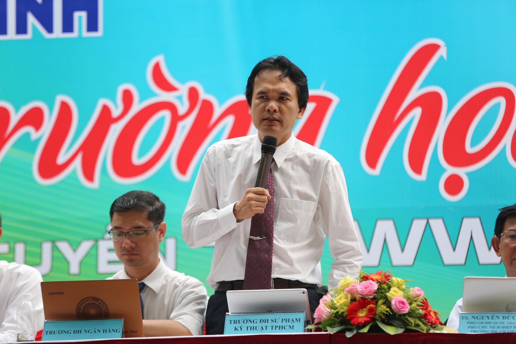 Đưa trường học đến th&iacute; sinh: Học ng&agrave;nh g&igrave; để kh&ocirc;ng thất nghiệp? - Ảnh 21.