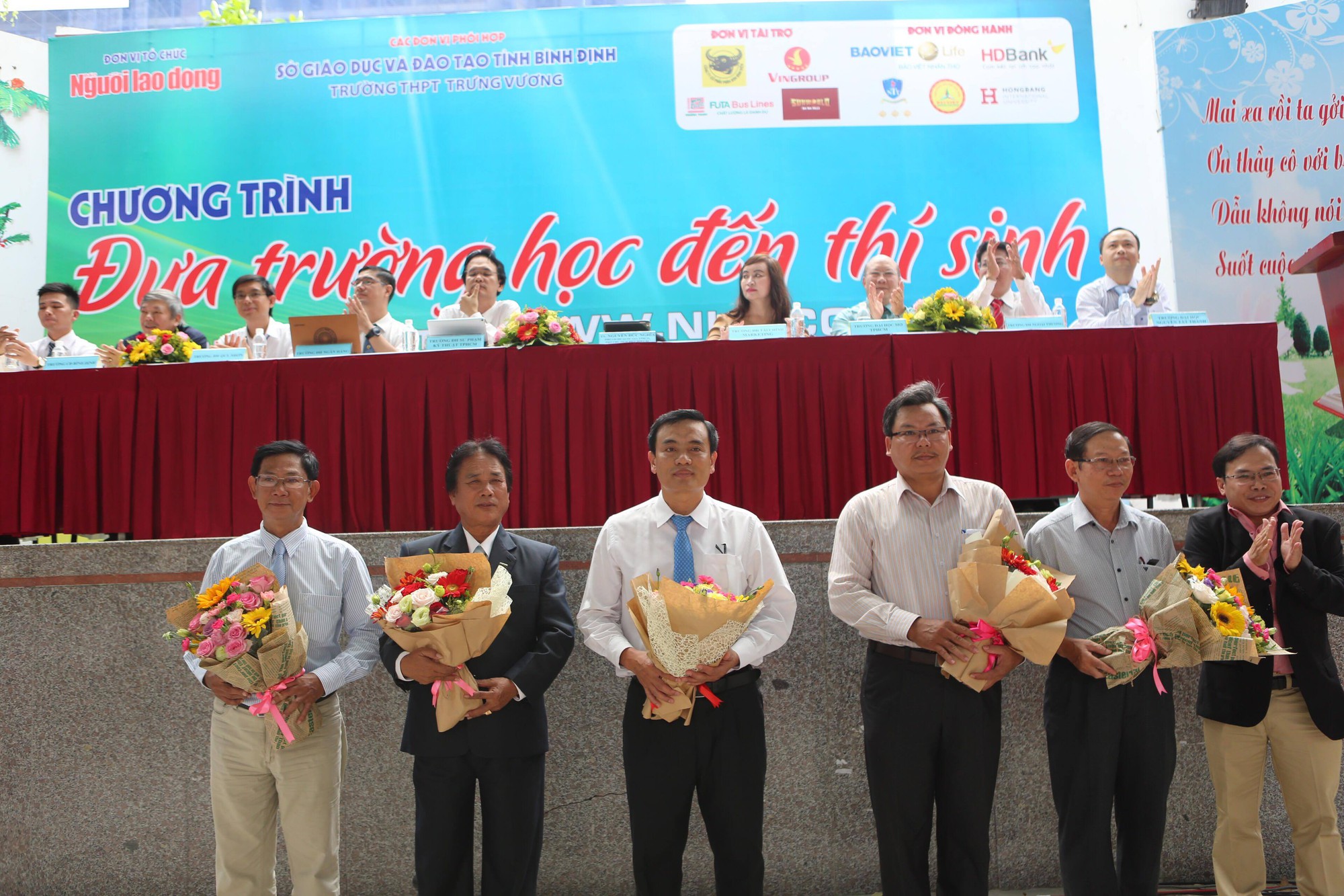 Đưa trường học đến th&iacute; sinh: Học ng&agrave;nh g&igrave; để kh&ocirc;ng thất nghiệp? - Ảnh 2.
