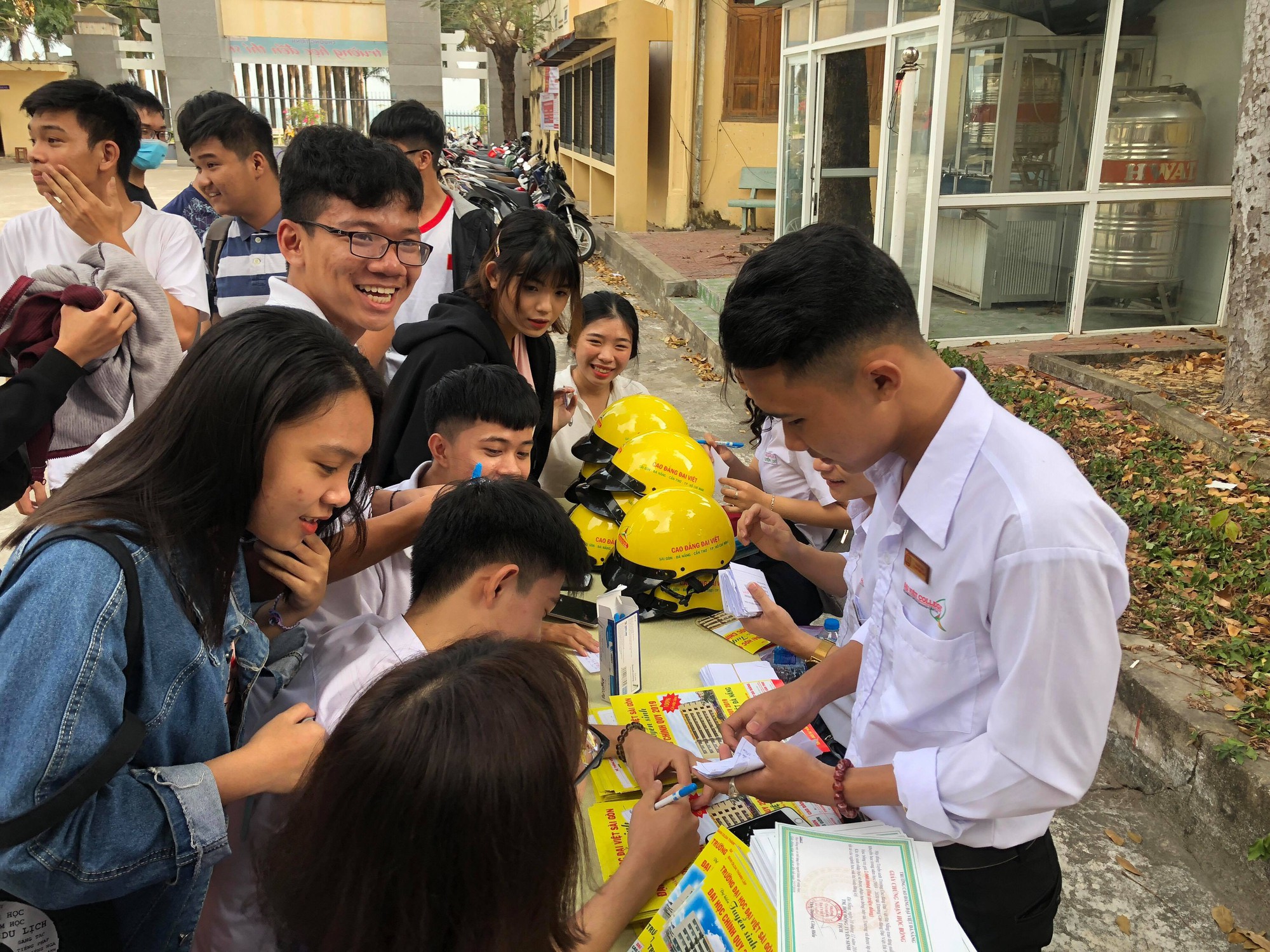 Đưa trường học đến th&iacute; sinh: Học ng&agrave;nh g&igrave; để kh&ocirc;ng thất nghiệp? - Ảnh 24.