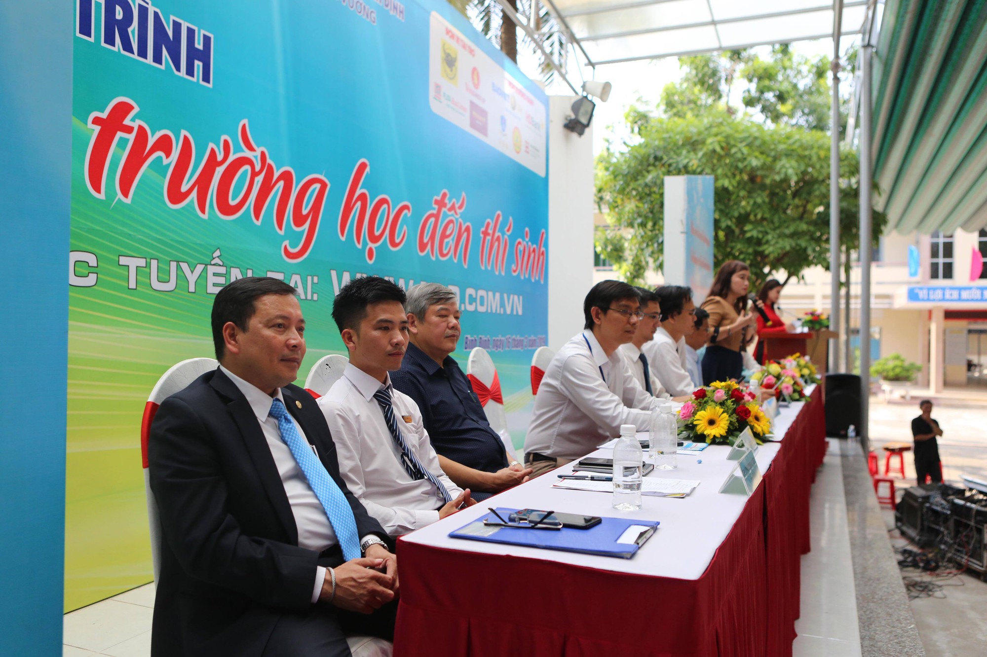 Đưa trường học đến th&iacute; sinh: Học ng&agrave;nh g&igrave; để kh&ocirc;ng thất nghiệp? - Ảnh 3.