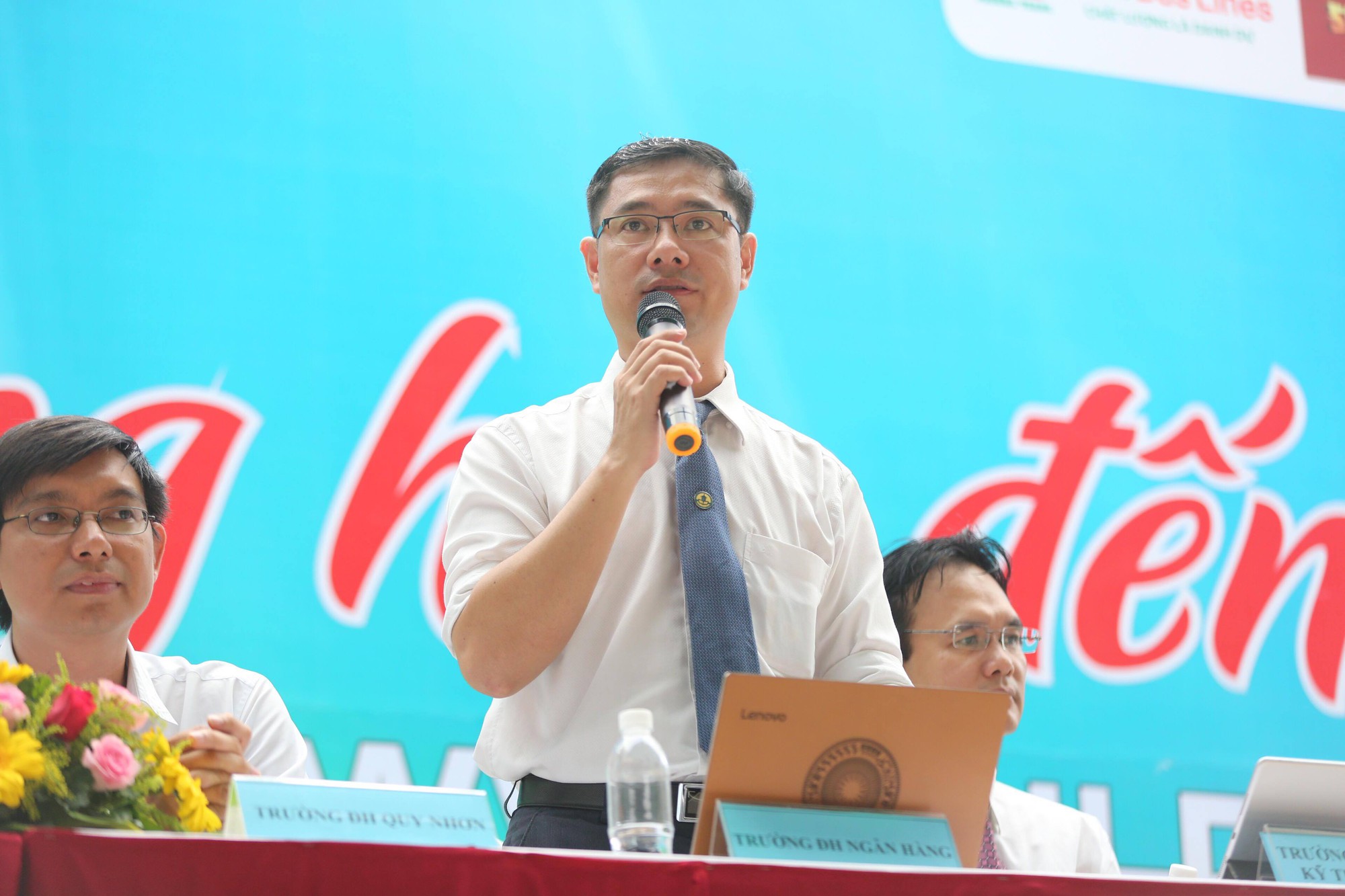 Đưa trường học đến th&iacute; sinh: Học ng&agrave;nh g&igrave; để kh&ocirc;ng thất nghiệp? - Ảnh 14.