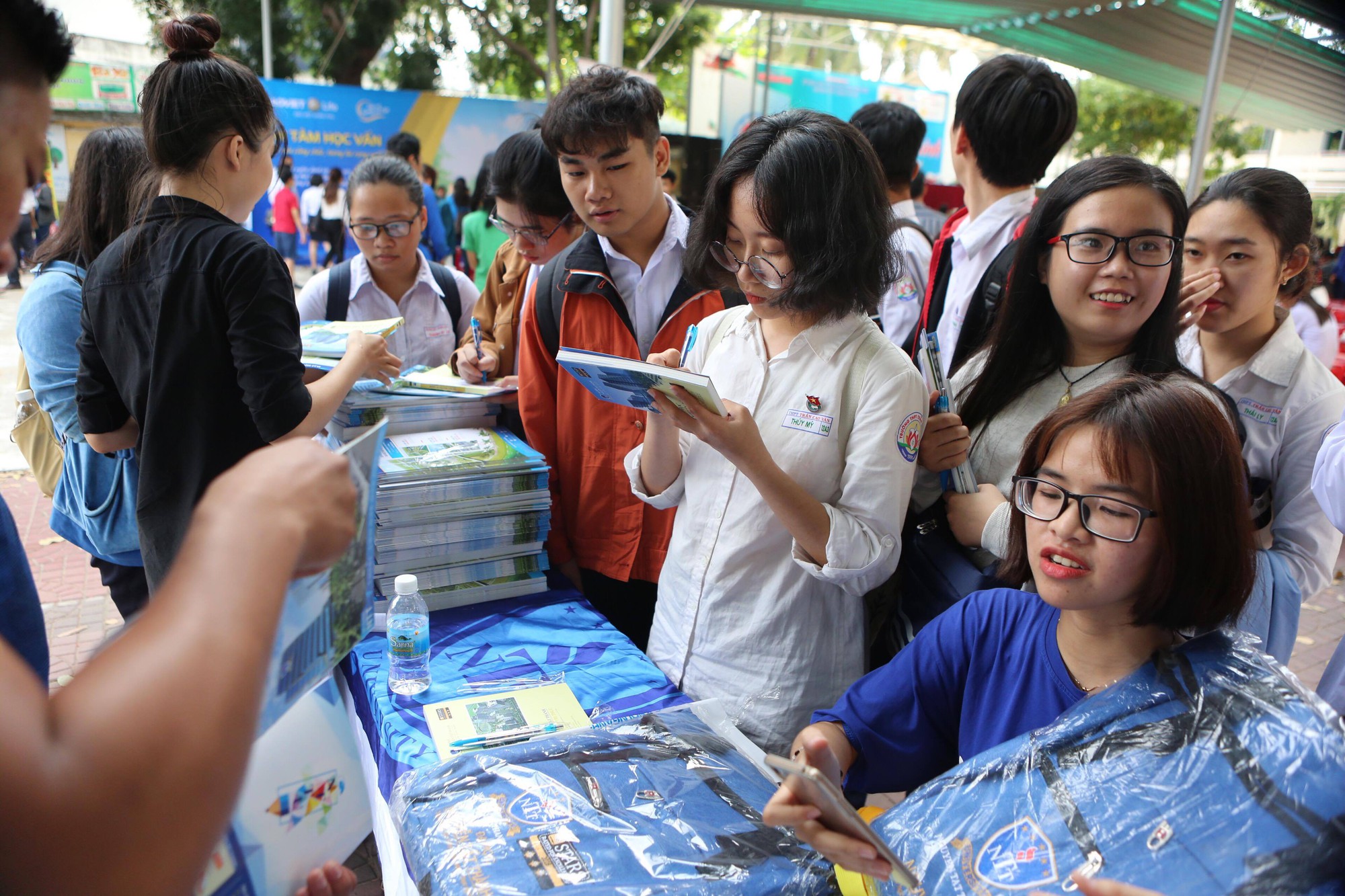Đưa trường học đến th&iacute; sinh: Học ng&agrave;nh g&igrave; để kh&ocirc;ng thất nghiệp? - Ảnh 25.