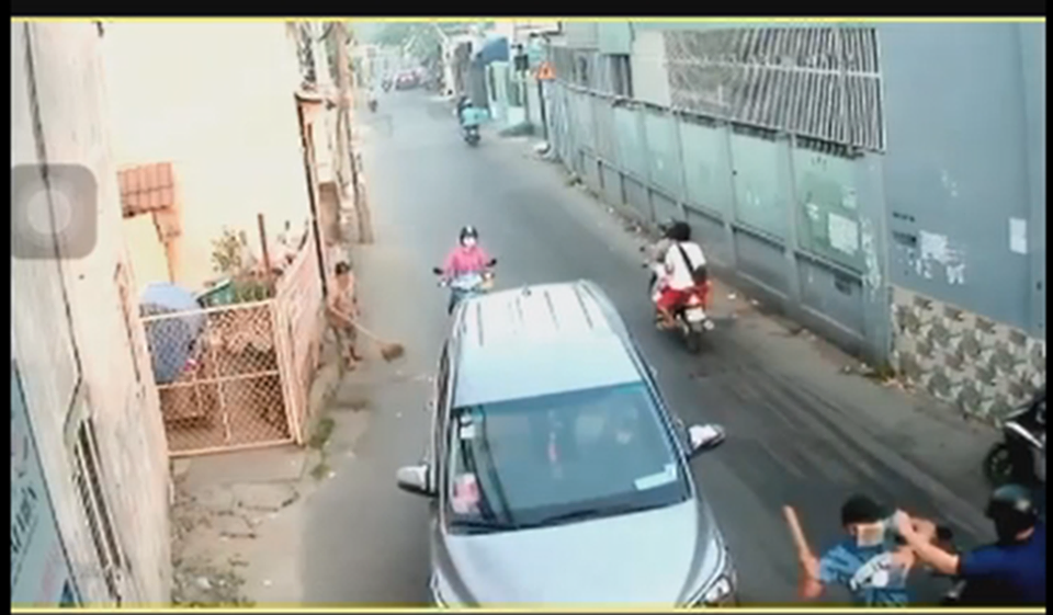 Clip: Người đàn ông bị côn đồ tấn công kinh hoàng ở Hóc Môn