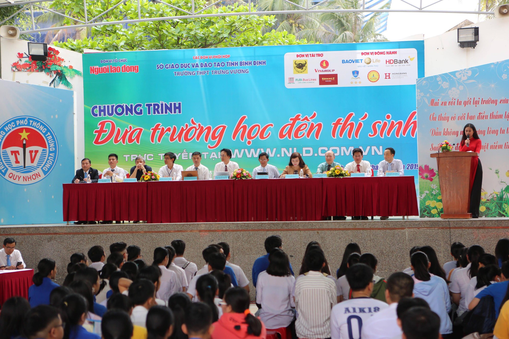 Đưa trường học đến th&iacute; sinh: Học ng&agrave;nh g&igrave; để kh&ocirc;ng thất nghiệp? - Ảnh 1.