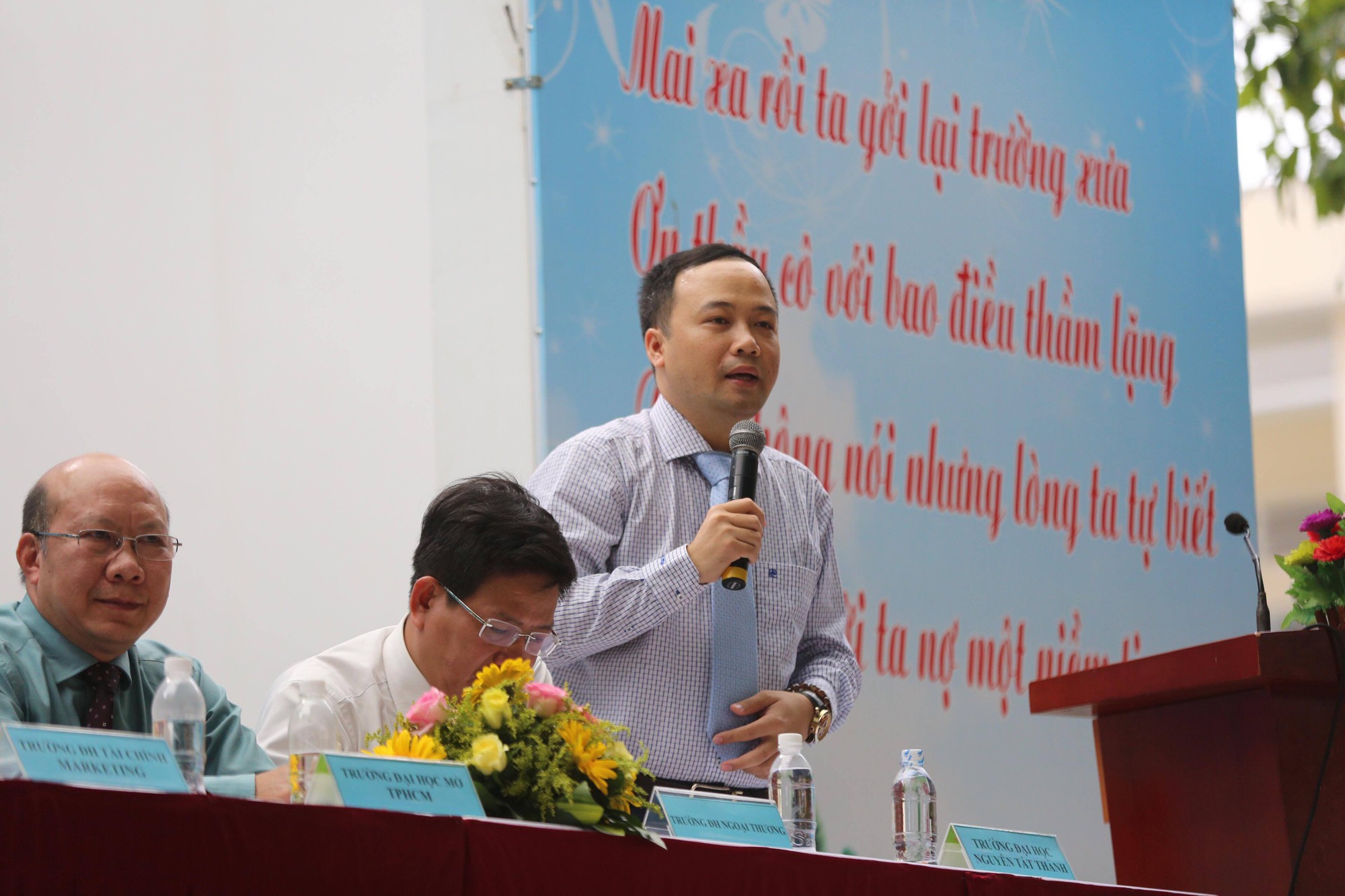 Đưa trường học đến th&iacute; sinh: Học ng&agrave;nh g&igrave; để kh&ocirc;ng thất nghiệp? - Ảnh 9.