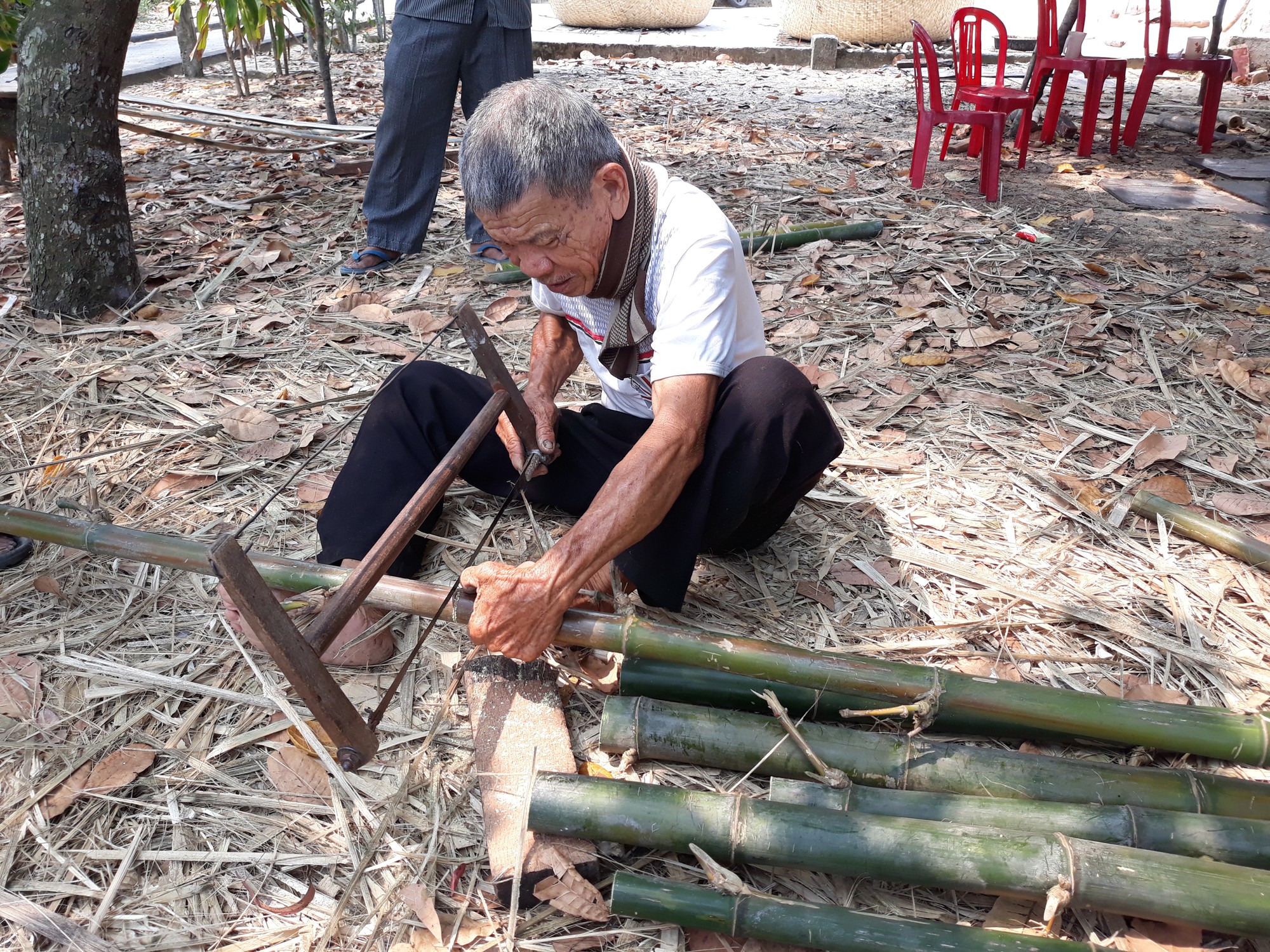 Kỳ công nghề đan thuyền thúng ở xứ Quảng - Ảnh 4.