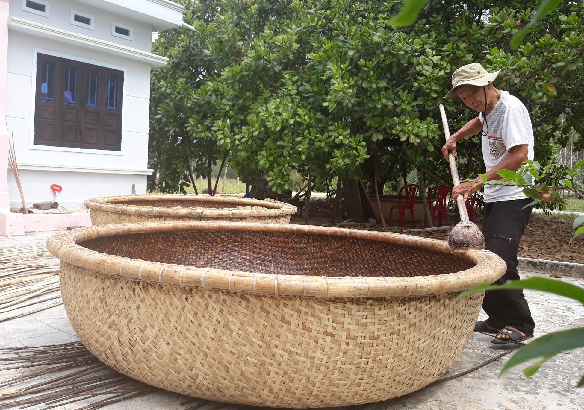 Kỳ công nghề đan thuyền thúng ở xứ Quảng