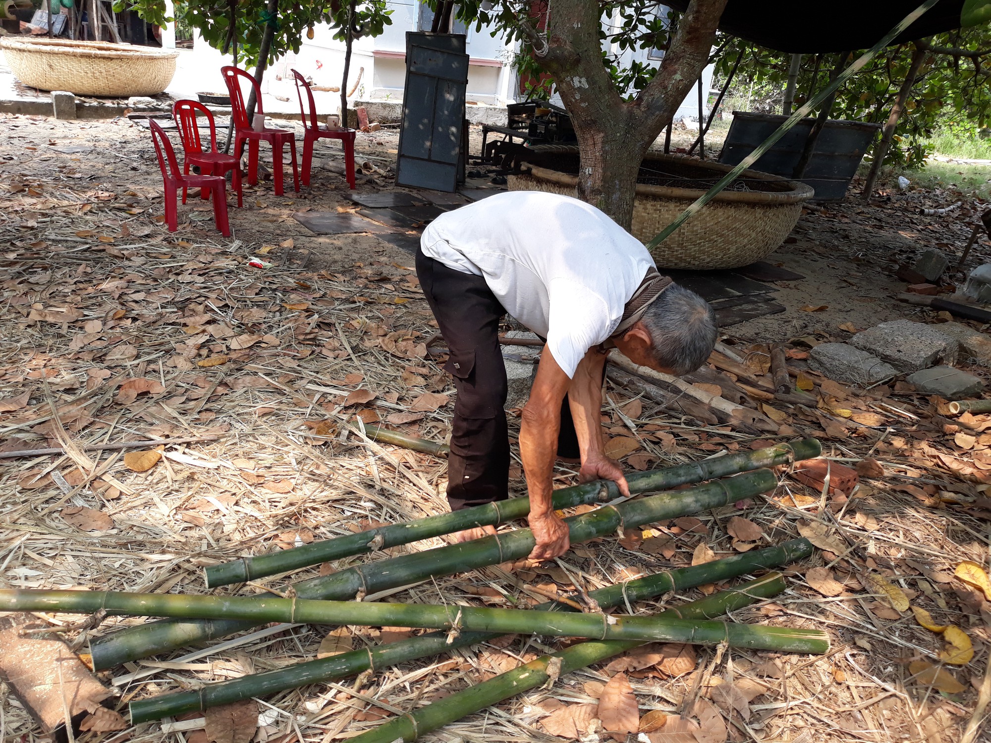 Kỳ công nghề đan thuyền thúng ở xứ Quảng - Ảnh 3.
