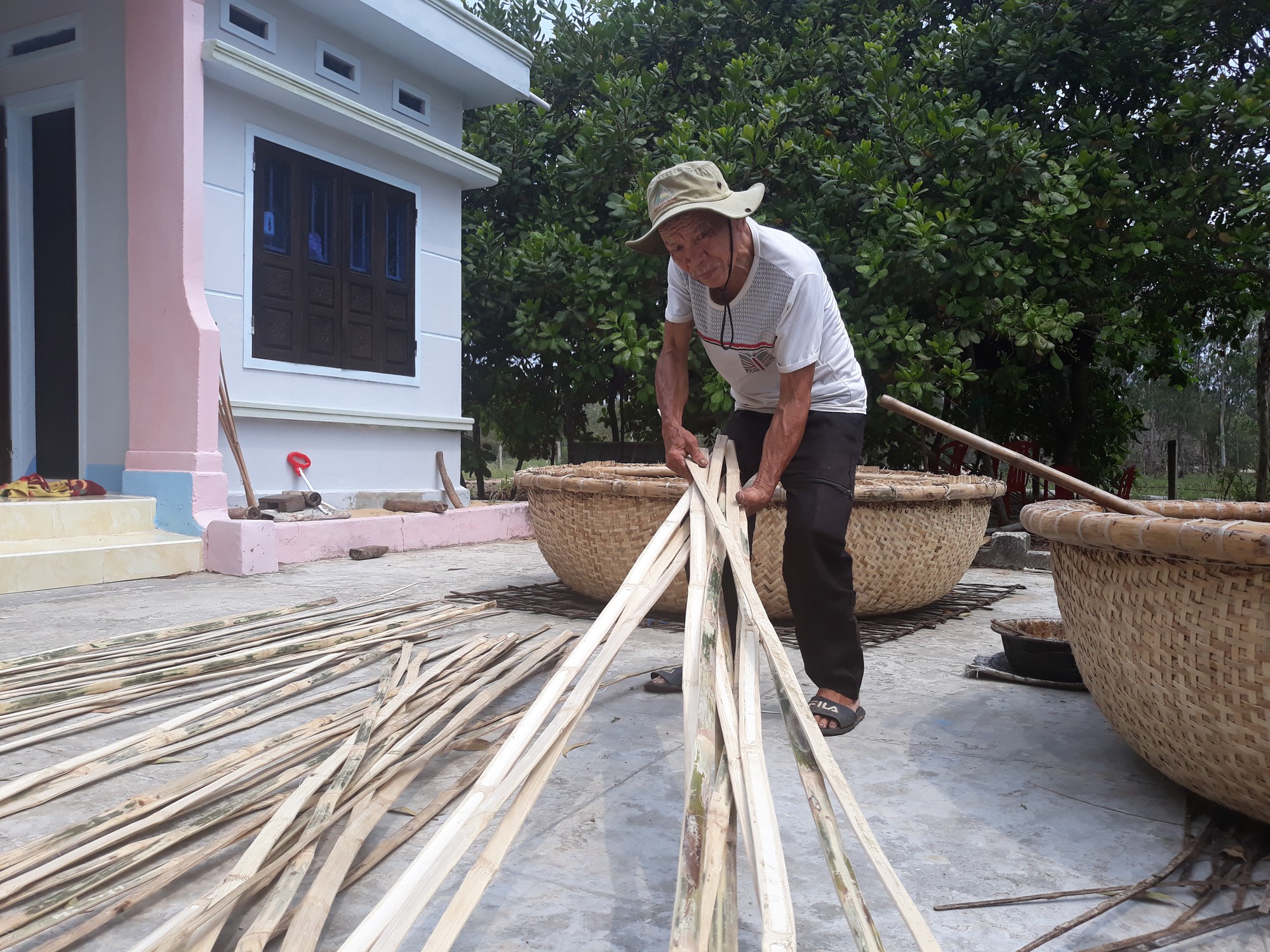 Kỳ công nghề đan thuyền thúng ở xứ Quảng - Ảnh 5.