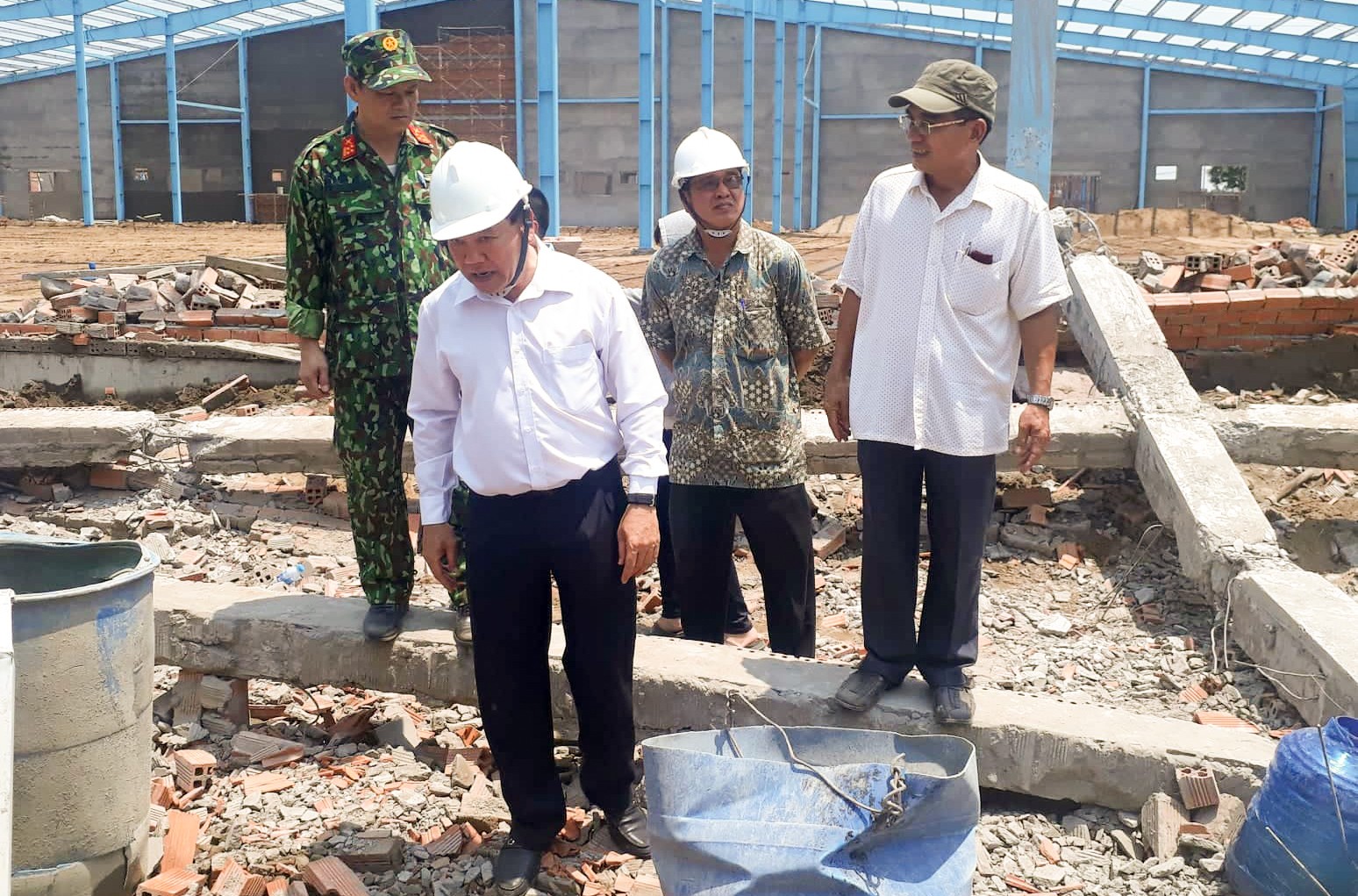 Thông tin mới nhất vụ sập tường khiến 6 người chết ở Vĩnh Long - Ảnh 2.