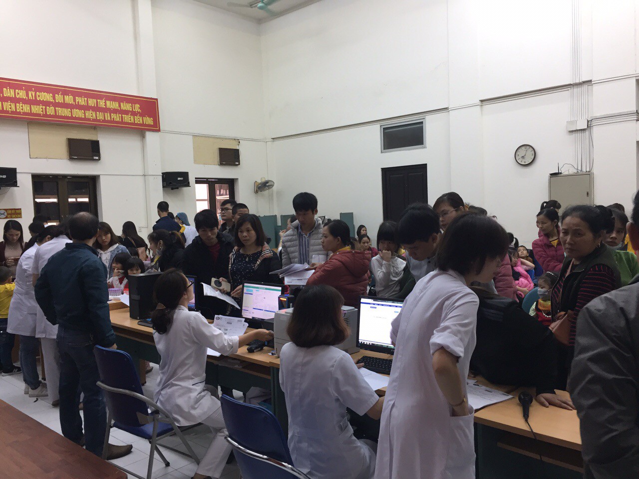 Vụ h&agrave;ng trăm trẻ nghi ăn thịt bẩn: Hơn 1.200 trẻ được x&eacute;t nghiệm nhiễm s&aacute;n lợn - Ảnh 2.
