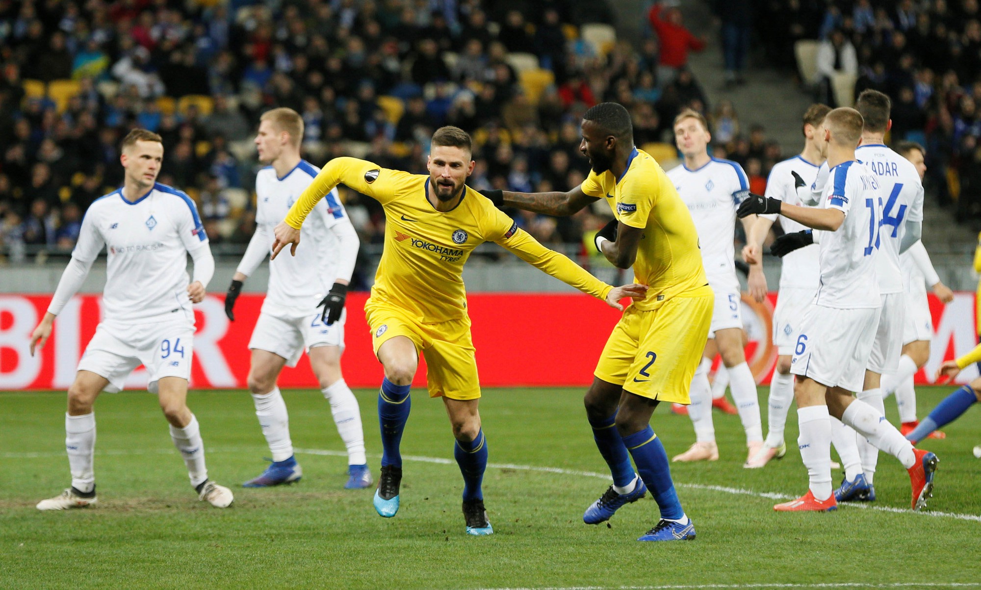 Chelsea một bước trở lại tốp 4