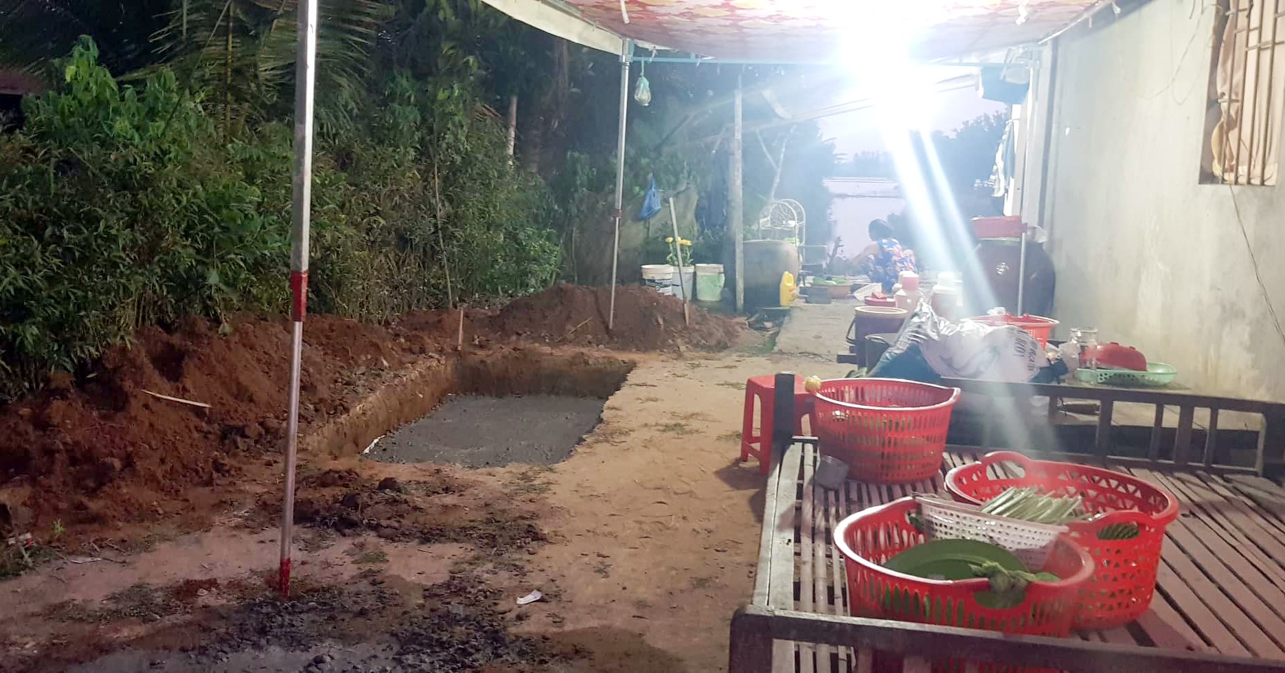Sập tường 6 người chết ở Vĩnh Long: Người đầu bạc kh&oacute;c tiễn người đầu xanh - Ảnh 3.