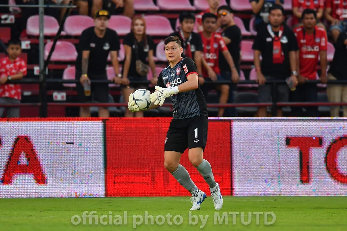 Đặng Văn Lâm tiếp tục giúp Muangthong United chiến thắng nghẹt thở
