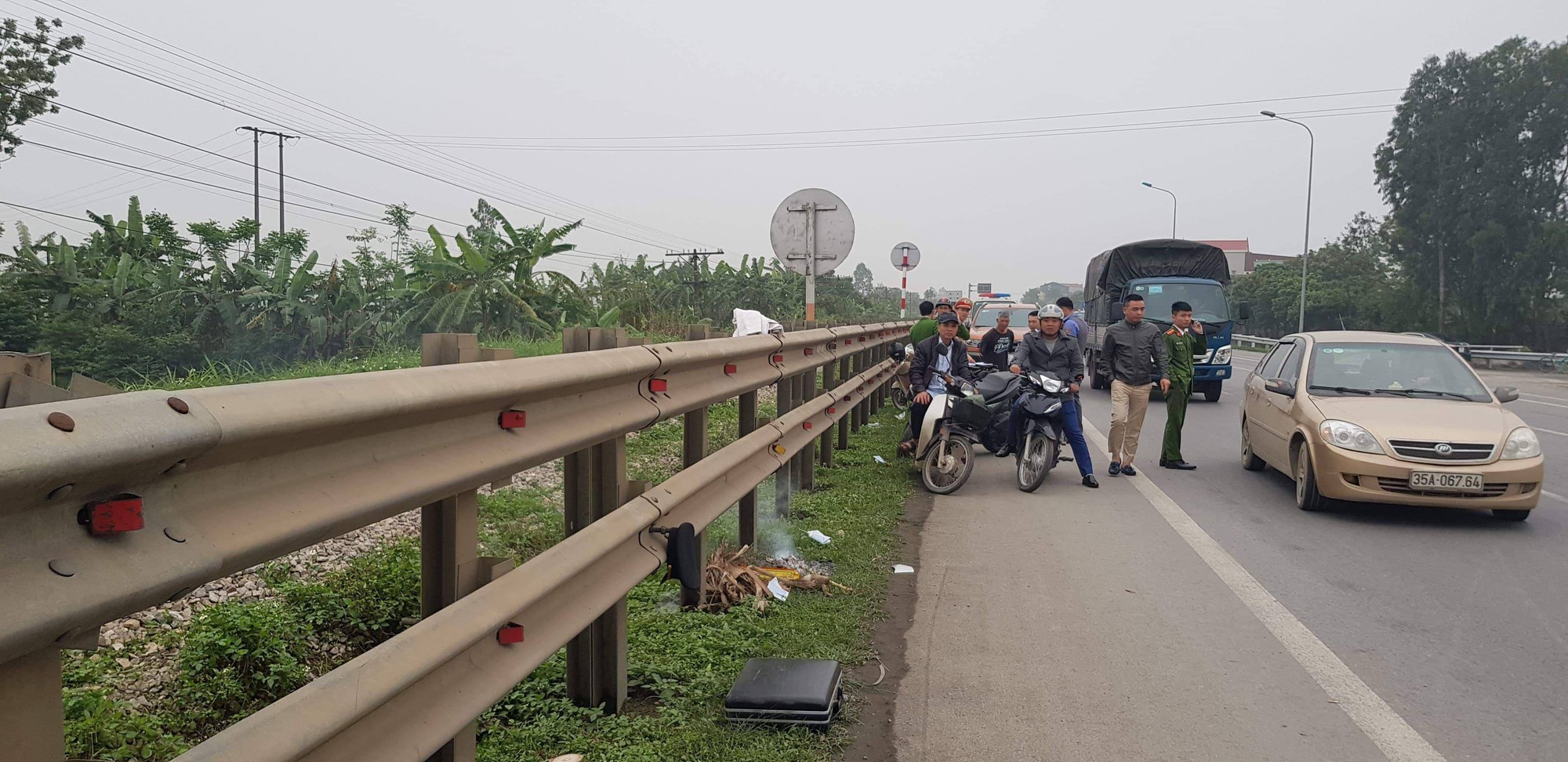 Băng qua đường sắt, 2 vợ chồng 80 tuổi bị t&agrave;u hỏa t&ocirc;ng chết - Ảnh 1.